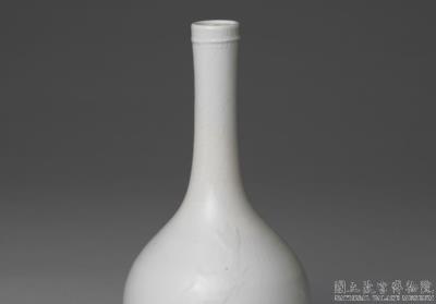 图片[2]-Gallbladder-shaped vase with fish and aquatic plants decoration in white glaze, Qing dynasty (1644-1911)-China Archive